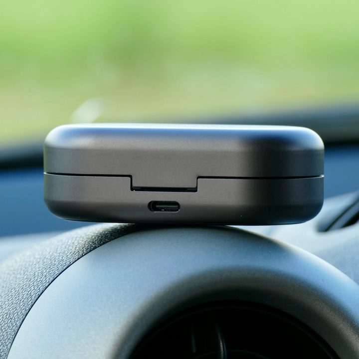 The charging port on the Beoplay EQ case.