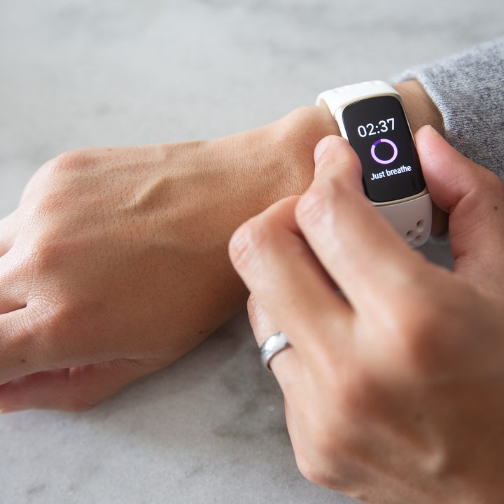 EDA scan in progress on a Fitbit Charge 5.