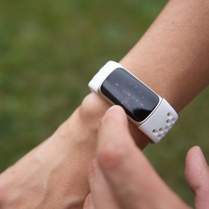 Tapping a Fibit Charge 5 awake.