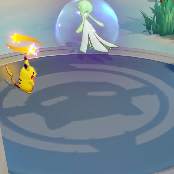 Gardevoir attacking Pikachu in Pokemon Unite.