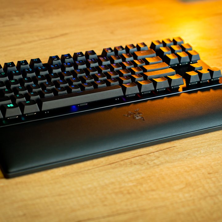 Angled overview of the Huntsman V2 TKL.