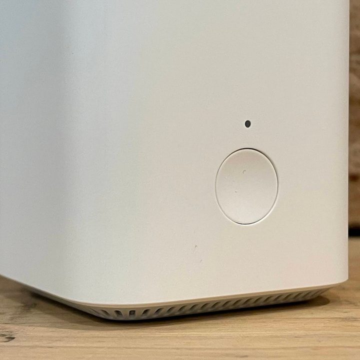 A single button at the front to toggle Vilo's Internet.