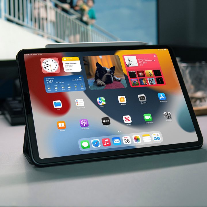 iPadOS 15 Widgets Examples on home screen.