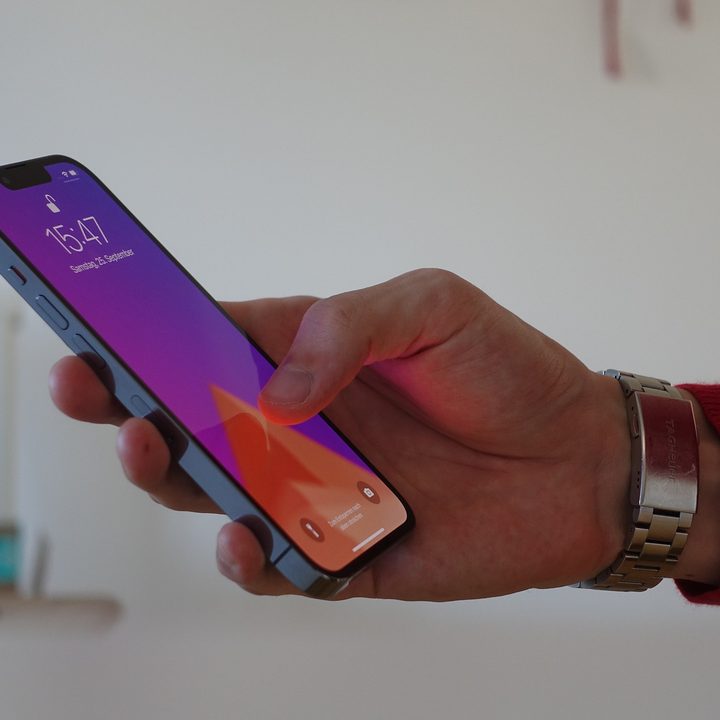 Man using the iPhone 13 Pro.