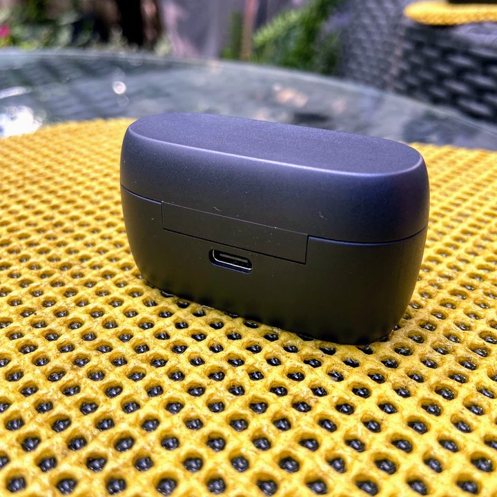 Jabra Elite 3 true wireless earbuds charging case.