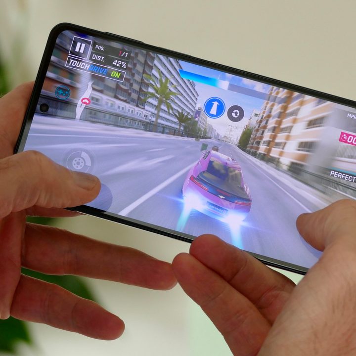 Asphalt 9: Legends played on the Moto Edge 20 Pro.