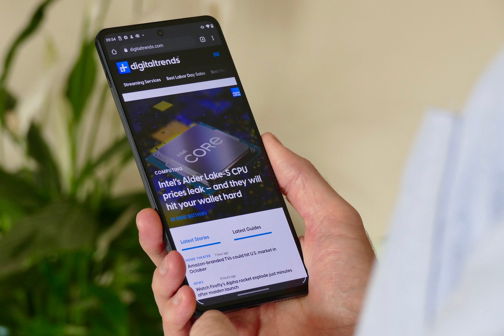 Browser shown on the Moto Edge 20 Pro.
