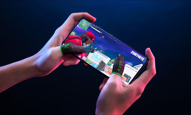 Gamer playing Fortnite on mobile with the Razer Gaming Finger Sleeves