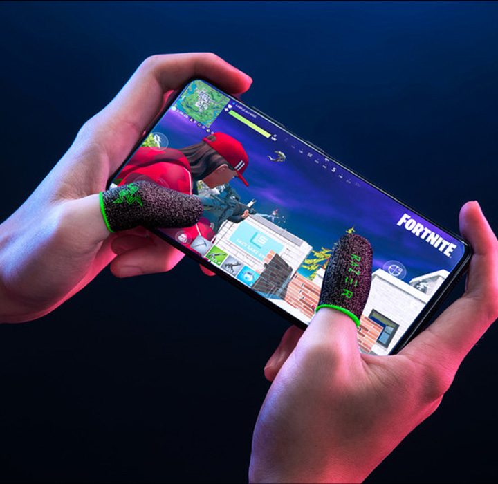 Gamer playing Fortnite on mobile with the Razer Gaming Finger Sleeves