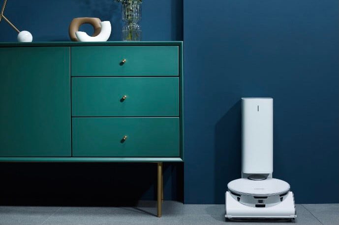The Samsung Jet Bot AI+ and charging station.