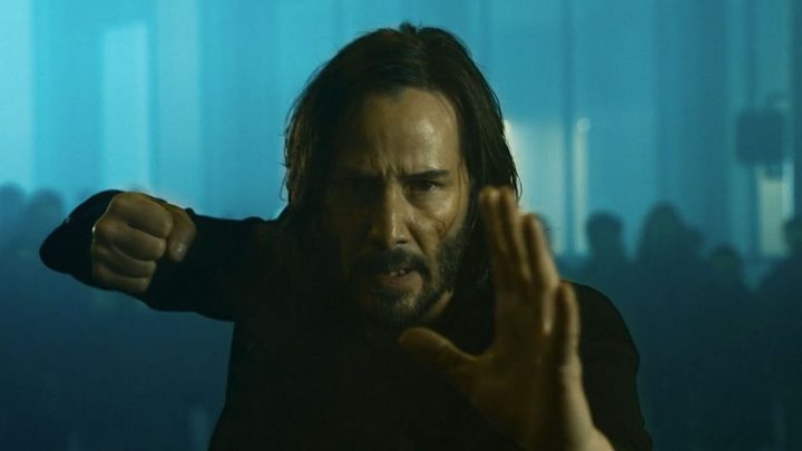 Neo getting ready to fight in The Matrix Resurrections.