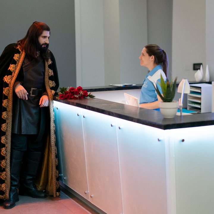 Kayvan Novak as Nandor i a scene from season 3 of What We Do In The Shadows.
