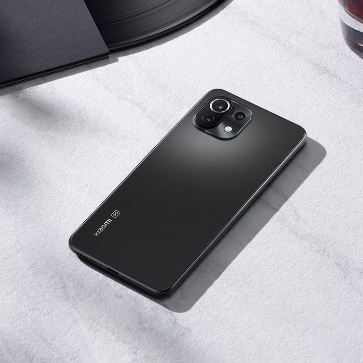 The Xiaomi Mi 11 Lite in Black.
