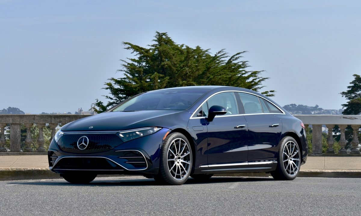 Front three quarter view of the 2022 Mercedes-Benz EQS.