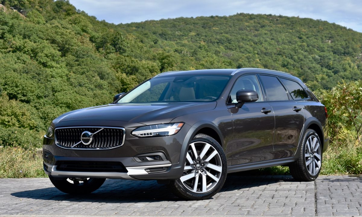 Front three quarter view of the 2022 Volvo V90 Cross Country.