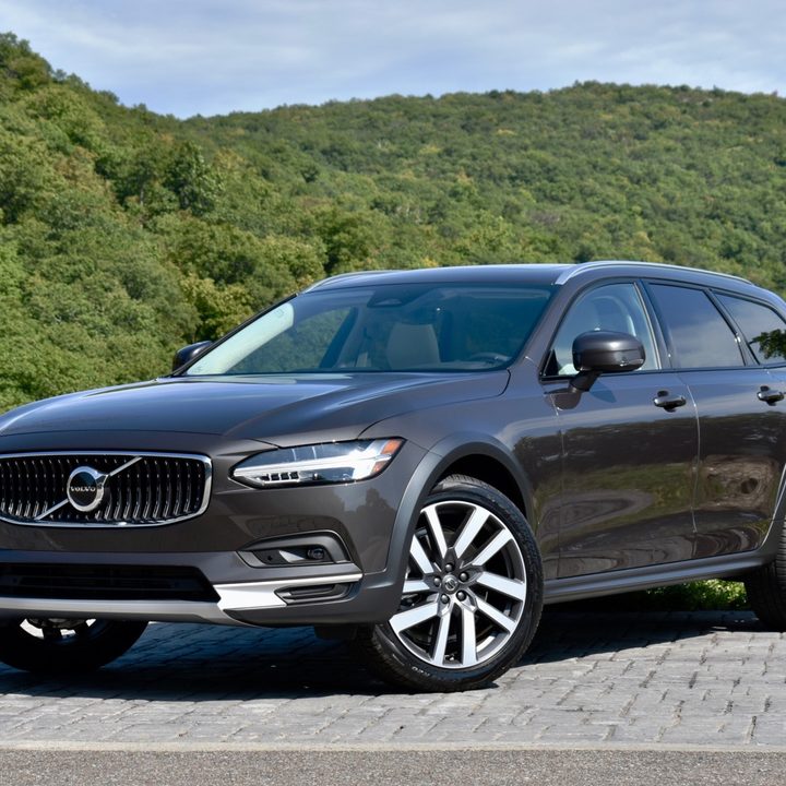 Front three quarter view of the 2022 Volvo V90 Cross Country.