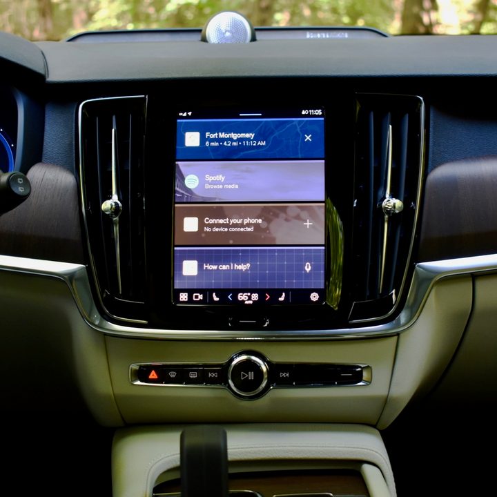 The 2022 Volvo V90 Cross Country's touchscreen.