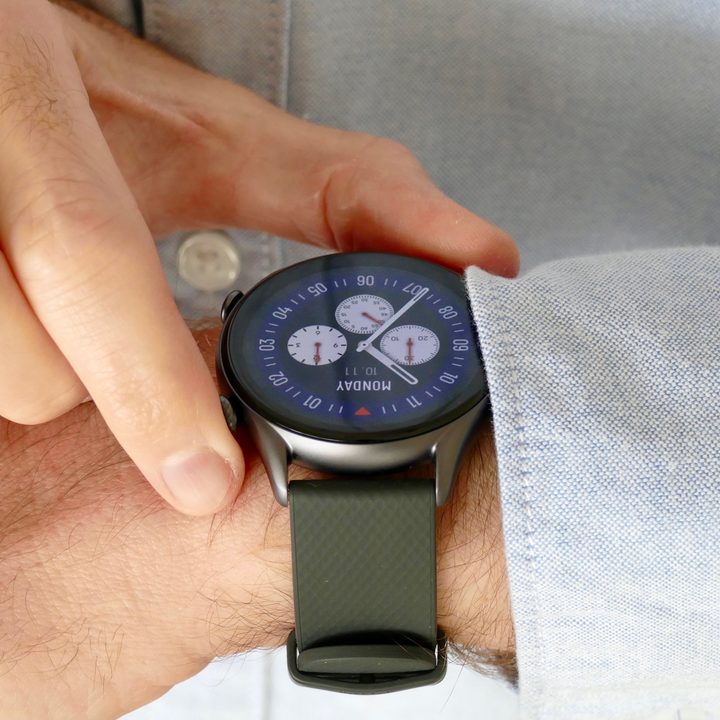 Pressing the buttons on the Amazfit GTR 3 Pro.
