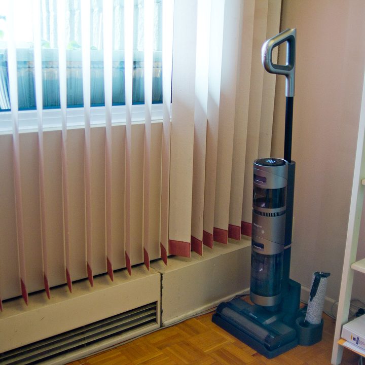 Dreame H11 Max Vacuum in a corner.