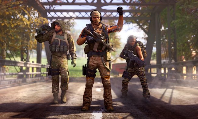 A three person squad stands on a bridge in Ghost Recon Frontline.