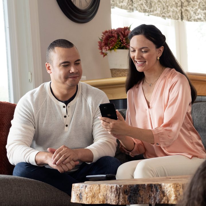 Family using Kidde mobile app.