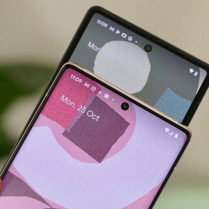 Bezel comparison of the Pixel 6 and Pixel 6 Pro.