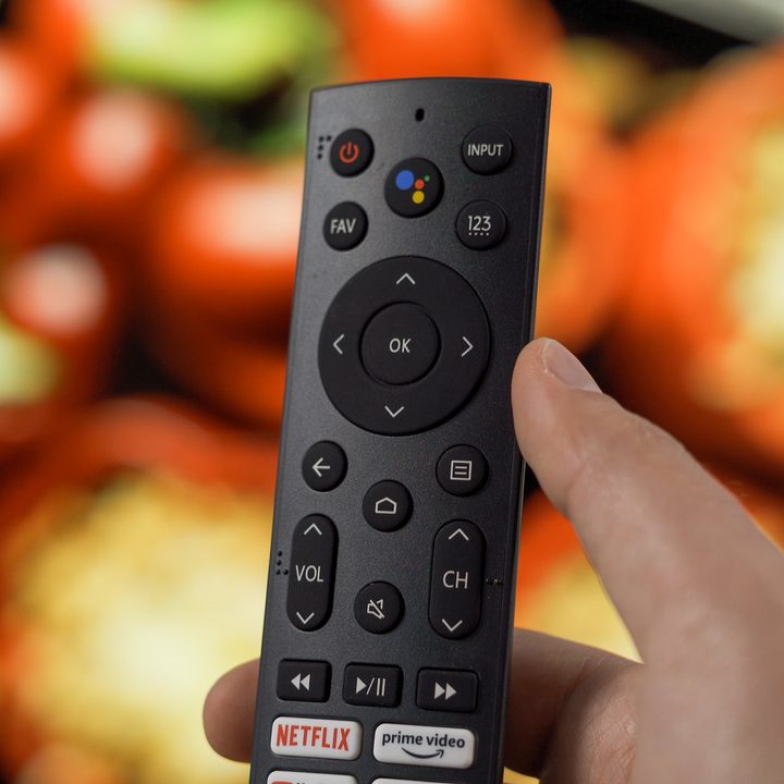 The Hisense U7G TV's remote in hand.