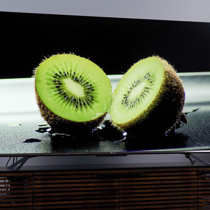 A photo of kiwi fruit on a Hisense U7G TV.