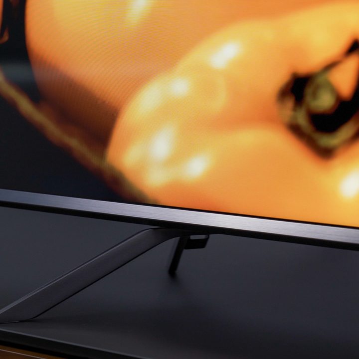 Closeup on the edges of the Hisense U7G TV stand.