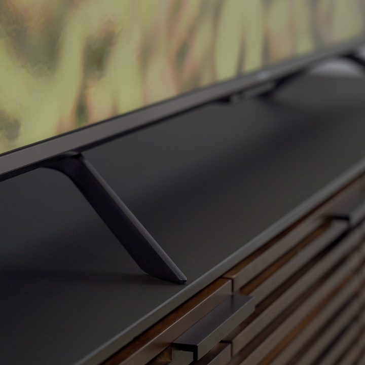Closeup on the The Hisense U7G TV stand.