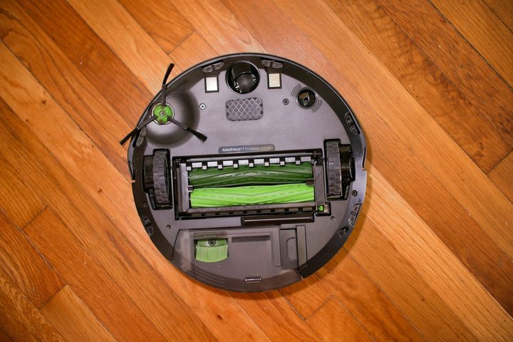 Underside and brushes of iRobot Roomba j7+.