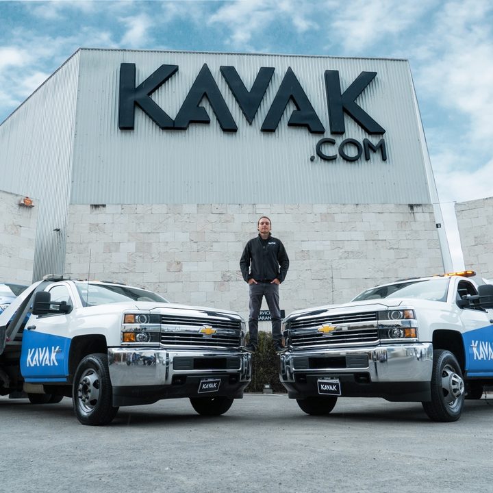 Kavak founder standing on cars.