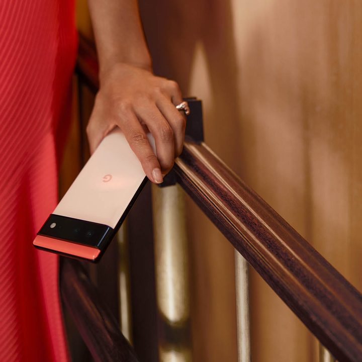 Woman holding the Kinda Coral Google Pixel 6.
