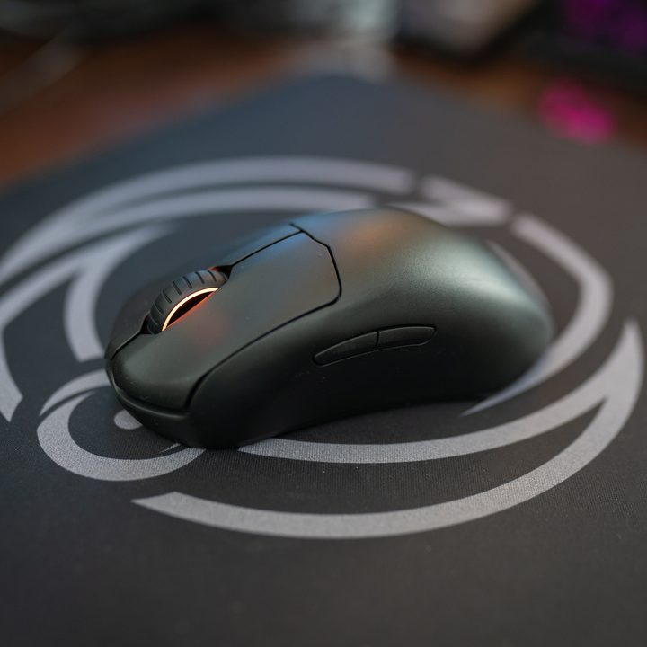 Steelseries Prime Wireless on a mousepad.