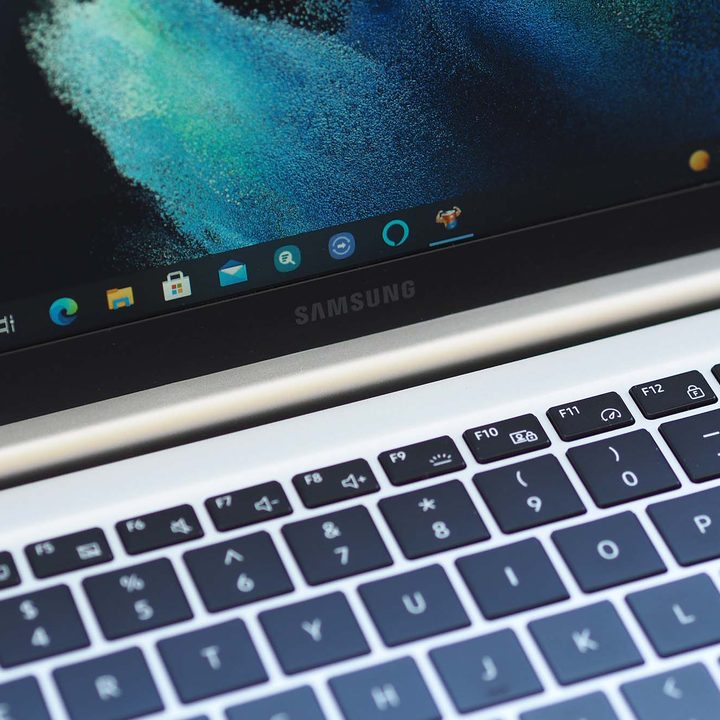 Close up on the screen and keyboard of the Samsung Galaxy Book for business.