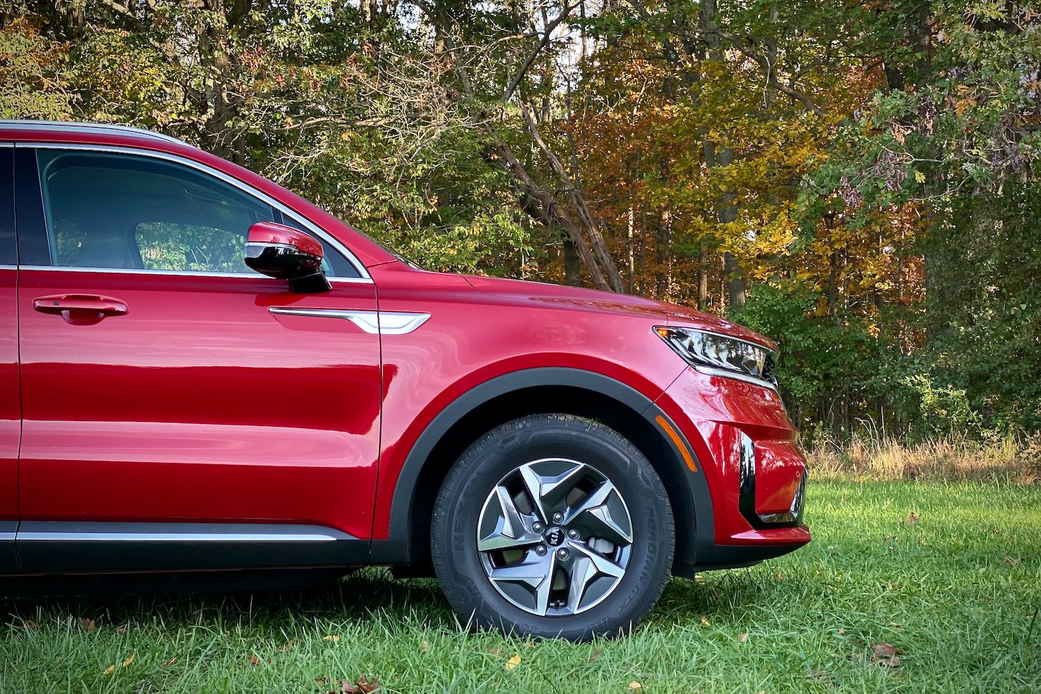 Front half of the 2021 Kia Sorento Hybrid from the passenger side.