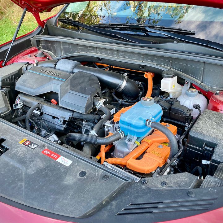 Engine compartment of the 2021 Kia Sorento Hybrid.