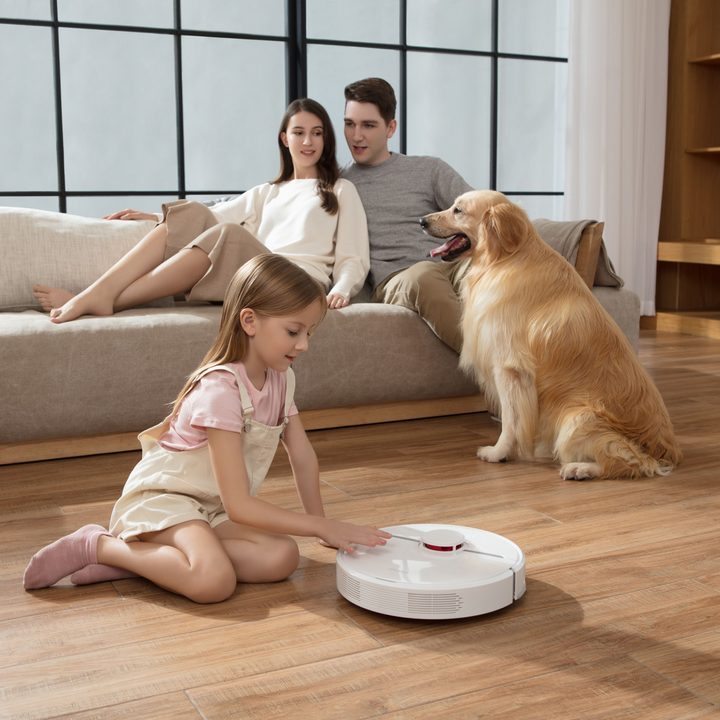 Dreame D9 Robot Vacuum and Mop cleaning for family with pet and children.