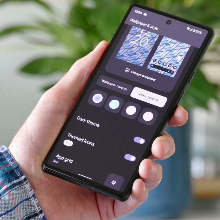The Pixel 6 wallpaper options screen.