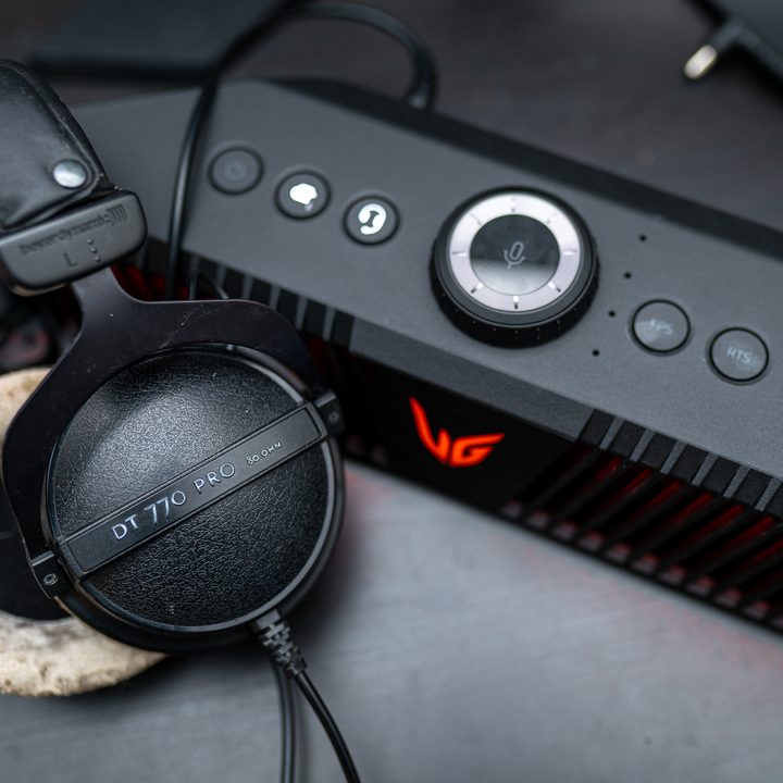 LG GP9 speakers with headphones plugged in.