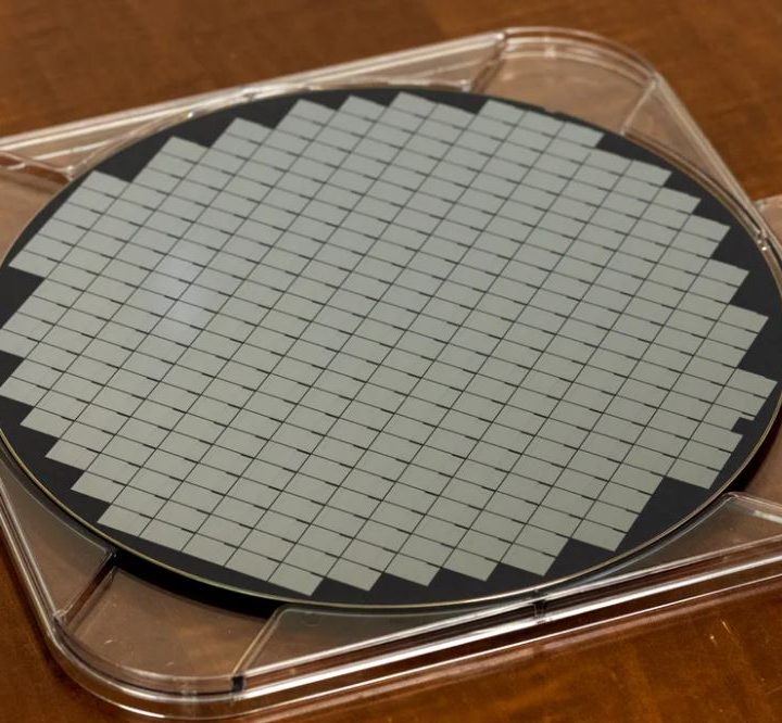 A 300mm wafer of Meteor Lake test chips.