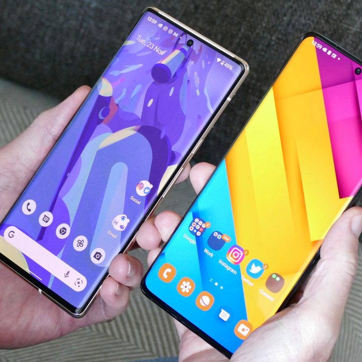 Home screens in One UI 4 and Android 12.