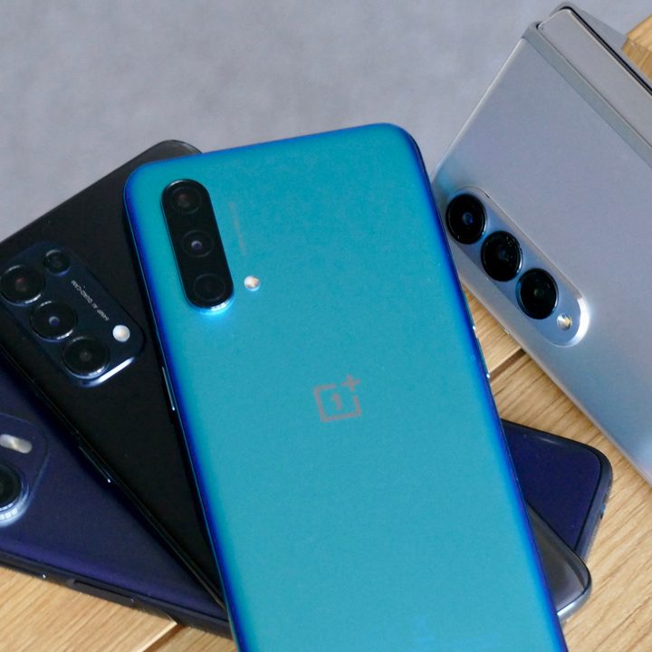 Moto Edge 20 Lite, OnePlus Nord 2, Oppo Find X3 Lite, and Samsung Galaxy Z Fold 3.