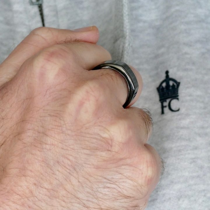 Oura Ring seen from the side.