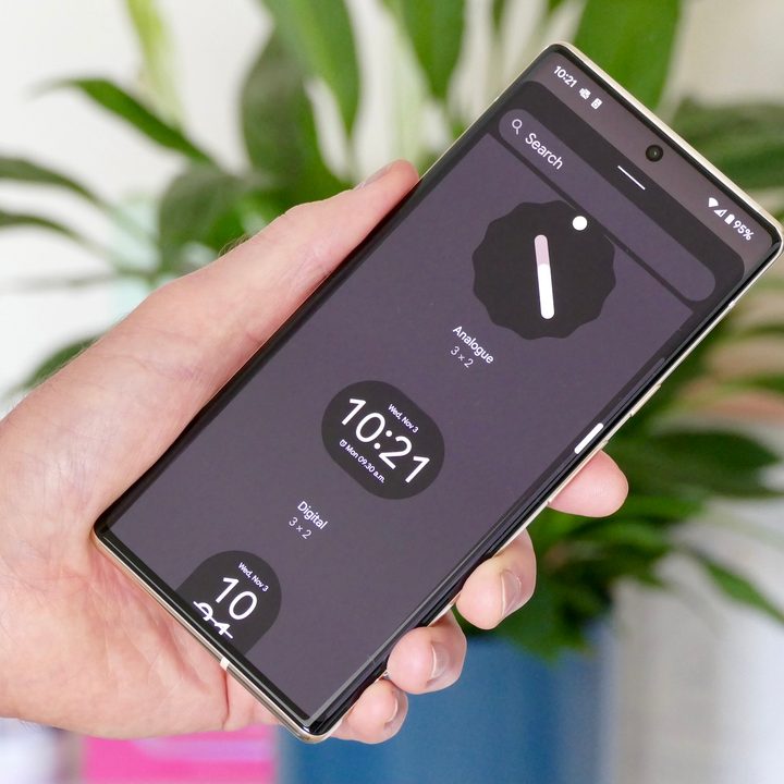 Google Pixel 6 Pro clock widgets.