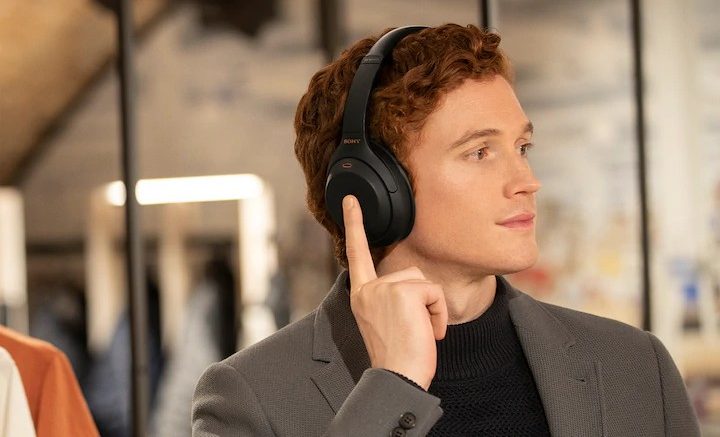 Man wearing Sony WH-1000XM4 headpones.
