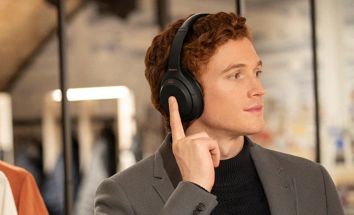 Man wearing Sony WH-1000XM4 headpones.