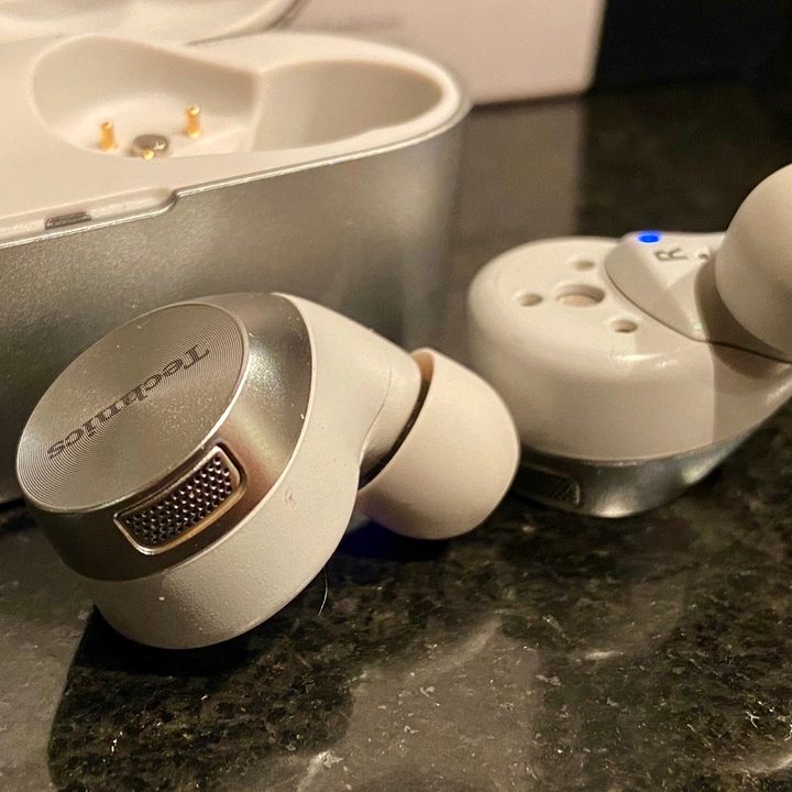 Technics EAH-AZ60.