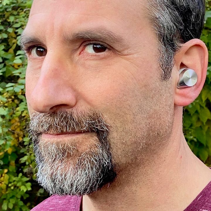 Man wearing Technics EAH-AZ60.