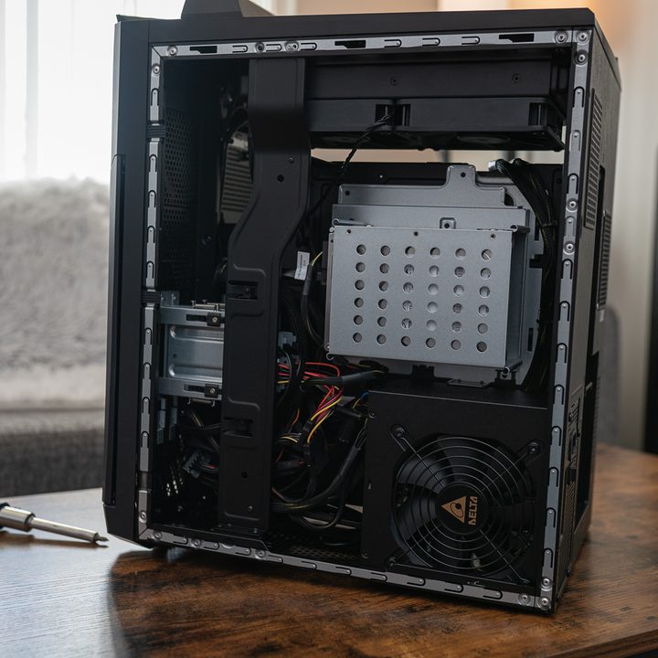 Cables in the back of the Asus G35DX.